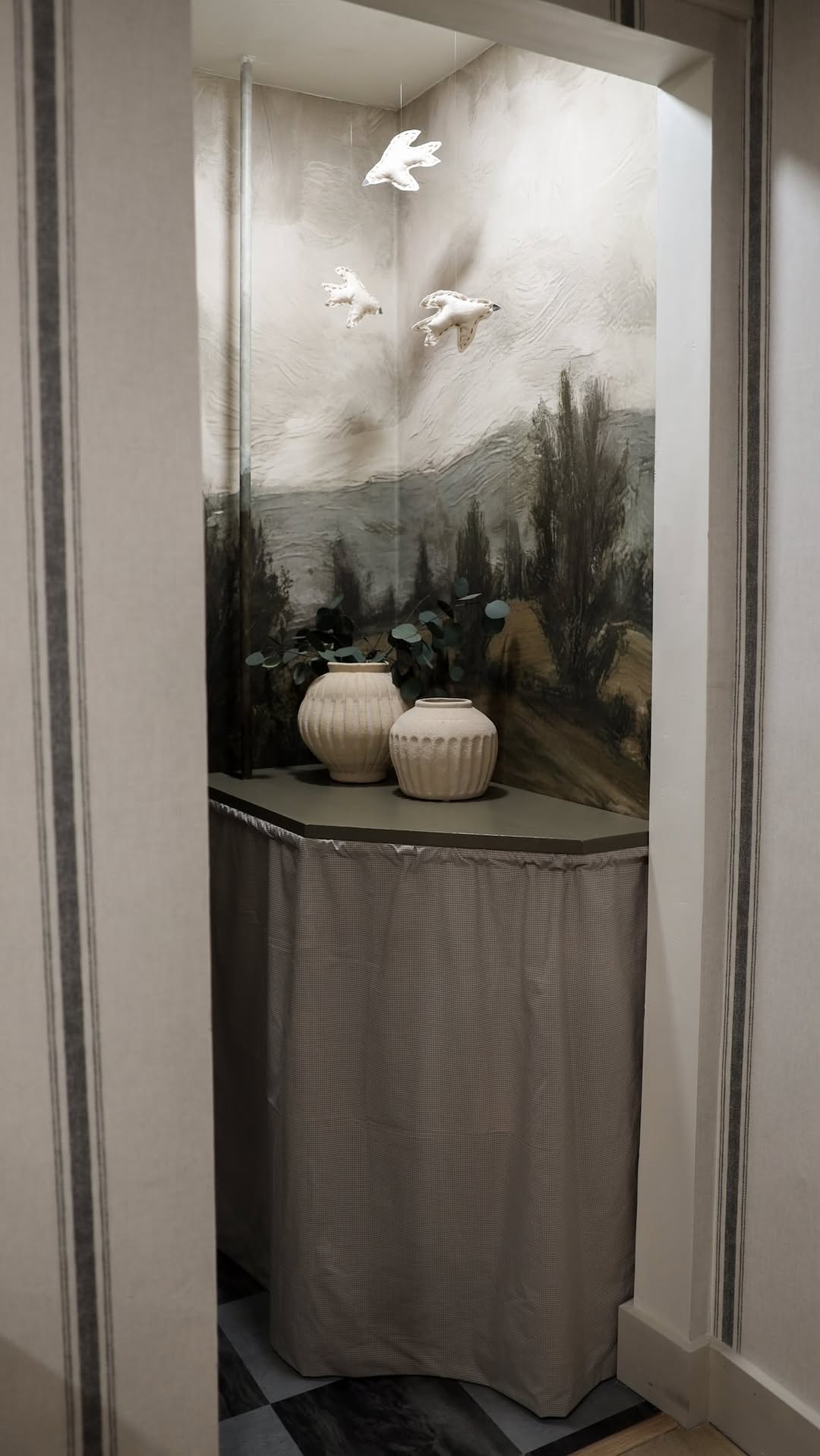 The reveal is here 🤎
This is Briar Hollow in Luxe Traditional from the NEW @comestayawhile x @wall.blush collection, a