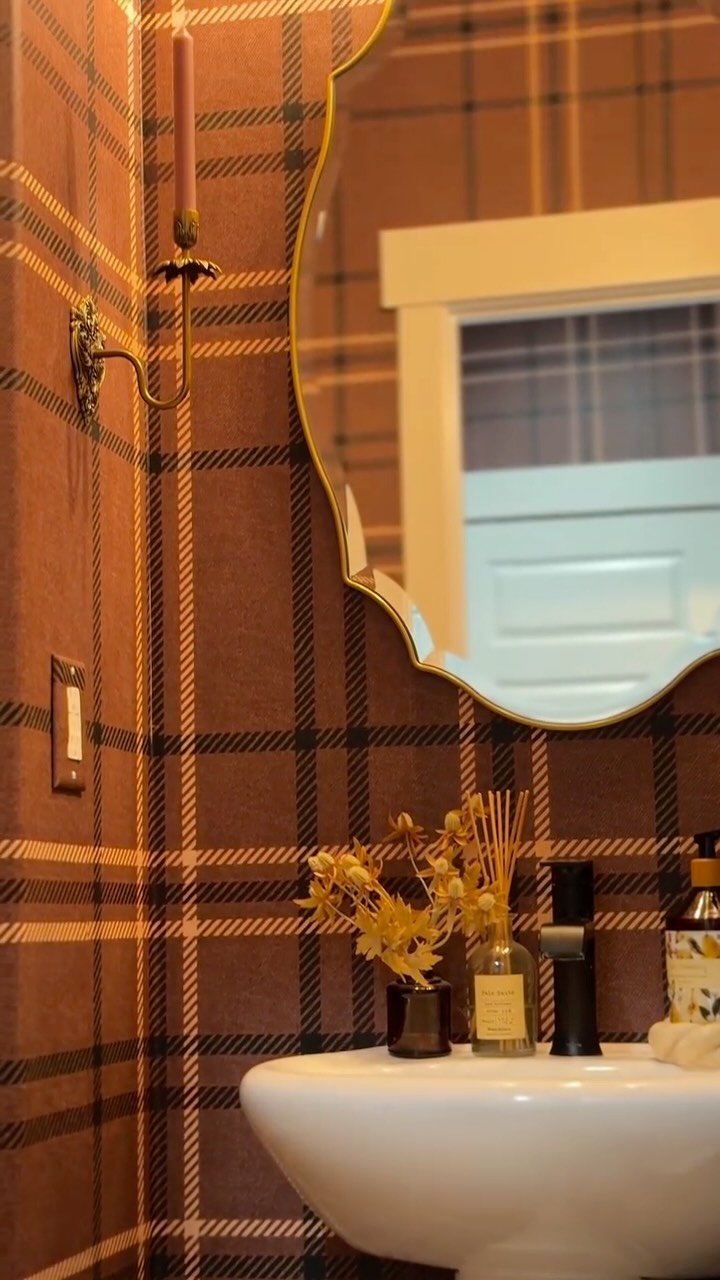 Stay for this before & after — this powder room got a total glow-up with Wall Blush wallpaper! 😍 I love how easy it is